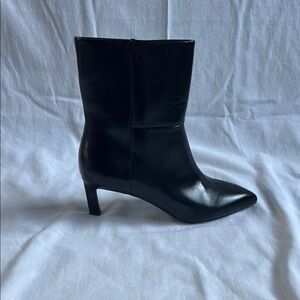 Black Heeled Boots with Pointed Toe and Mid Heel